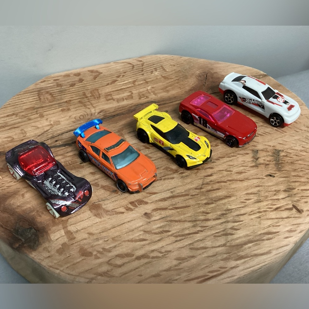 🔴 Hot Wheels Cars - Set of 5 - Dates back to 2004 - Some Vintage - Collectible